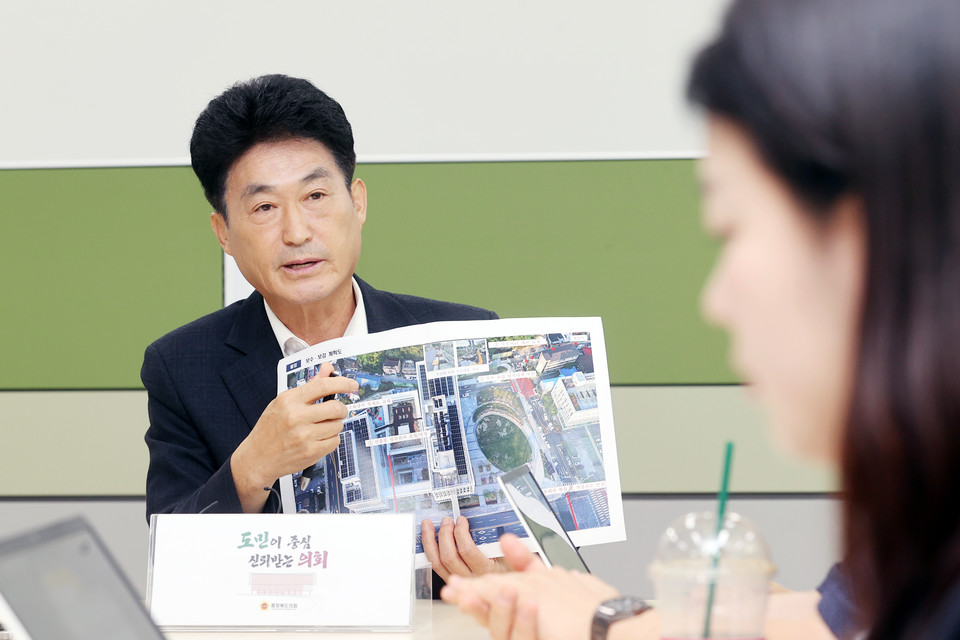 이양섭 충북도의회 의장이 지난 5일 신청사 입주계획을 기자들 앞에서 설명하고 있다.