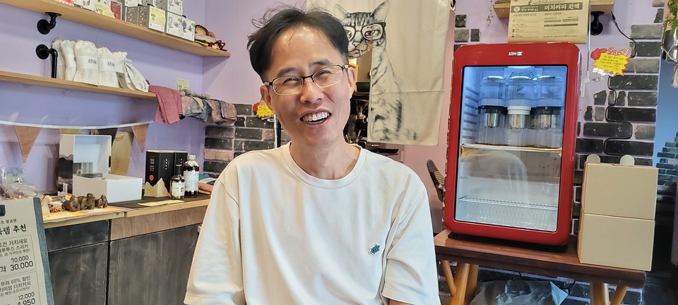 괴산군 칠성면 '칠리단길'에서 카페 '로컬즈'를 운영하고 있는 김기돈 씨.