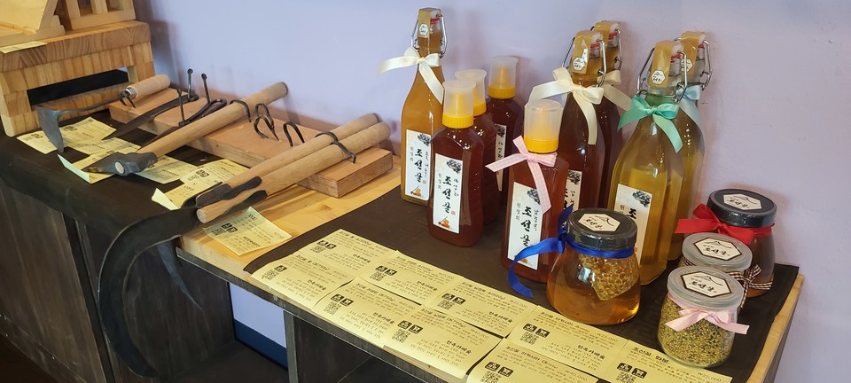 '로컬즈' 내부 모습. 김기돈 대표는 괴산에서 생산된 물품을 판매하고 있다고 소개했다.