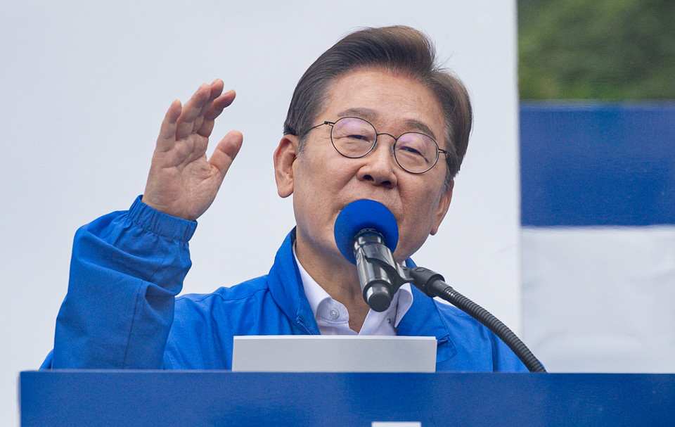 이재명 대통령은 2019년, 경기도지사 시절 “나라를 팔아먹은 친일파의 후손이 재벌이 되고, 목숨 걸고 싸운 독립운동가 후손은 가난을 면치 못하는 이 현실이야말로 바꾸어야 한다”고 강조했다.