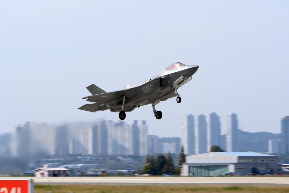 제17전투비행단에서 이륙하고 있는 전투기. 사진=17비행단 제공.