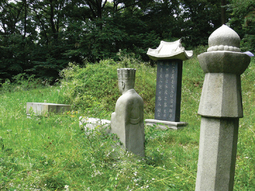 청주시 당산에 조성된. 친일반민족행위자 민영휘의 무덤. 2017년 파묘됐다.