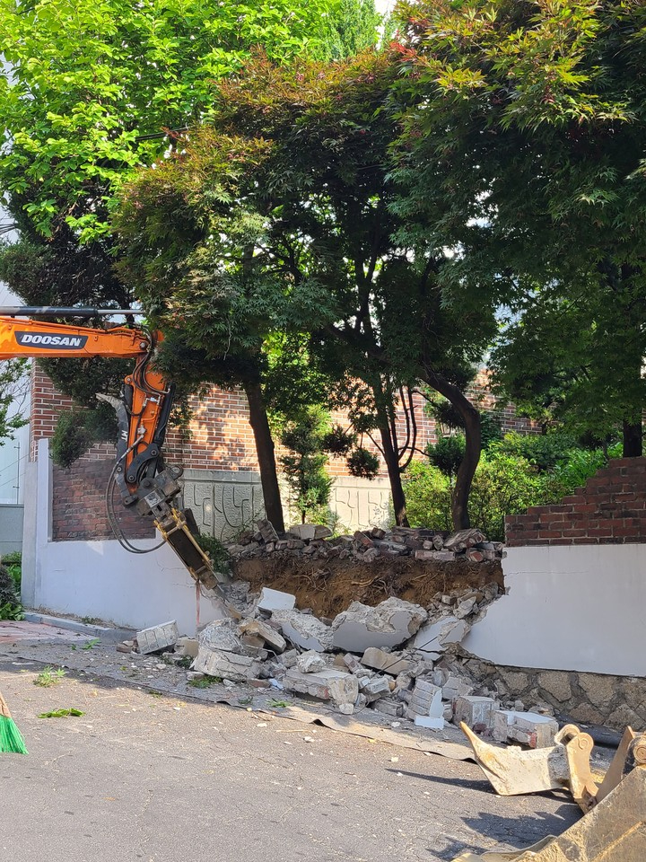 2022년 6월 7일 기증자 A씨는 나무를 영동군에 기증하기 위해  서울 강남구 청담동 소재 사택 담장까지 허물었다. (사진=기증자 A씨 제공)