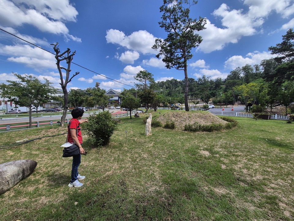 지난 18일 A씨가 충북 영동군 레인보우힐링관광지 내 수목을 식재한 곳을 살펴보고 있다.  A씨에 따르면 총 100년 수령의 목단나무 등 48그루를 사비를 들여 이곳에 이식했지만, 27그루가 어디론가 사라졌다. (사진=김남균 기자)