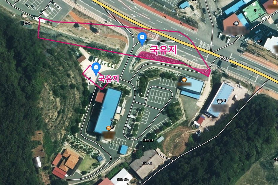 정영철 영동군수가  부부가 불법으로 점용한 국유지(붉은 색 안).  이들은 국유지 점용허가를 받지 않은 채 불법으로 주차장과 진입도로 용도로 사용했다.