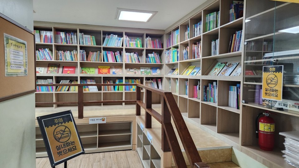 수성초등학교는 올 초 학교 내 스마트폰을 자제하는 활동을 하면서 작은도서관을 마련, 학생들의 이용을 독려하고 있다.