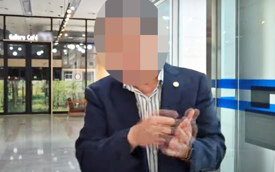 27일 김영환 충북지사에게 돈봉투를 전달한 것으로 의심받고 있는 건설업자 A씨가 충북지방경찰청에 줄석해 조사를 마친 뒤 기자들을 만나 "돈 봉투를 건넨 적이 없다"고 해명했다.