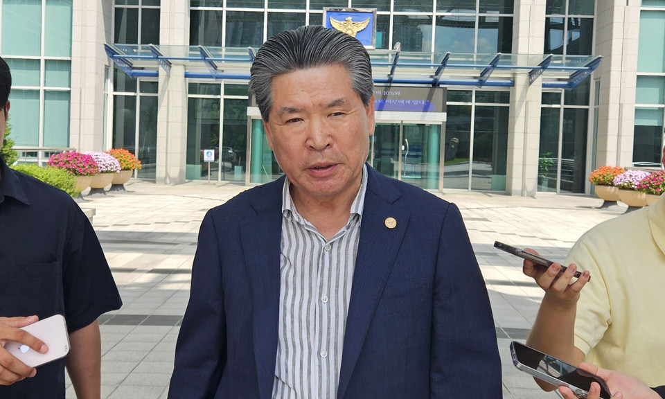 윤현우 충북도체육회장이 3일 충북도의회 본회의에서 난동을 부려 퇴장 당했다. 사진은 지난달 27일 충북경찰청에서 휴대전화 포렌식 선별 절차에 참관한 뒤 귀가하고 있는 윤 회장. 사진=뉴시스 제공.