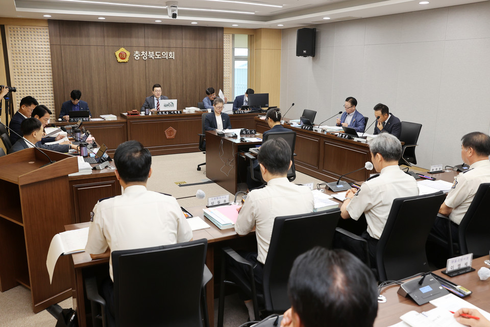 충북도의회 건설환경소방위원회는 8일 제 428회 임시회 2차 회의에서 충북도가 제출한 ‘궁평2지하차도 참사 희생자 추모 조형물 설치’ 예산 5000만 원을 전액 삭감했다.(충북도의회 제공)