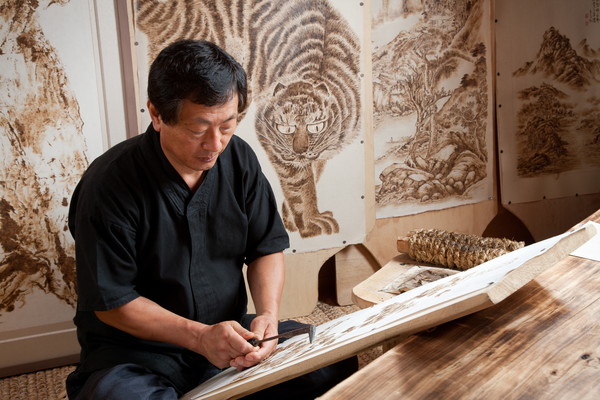 김영조 낙화장이 그림을 그리는 모습.(보은군 제공)