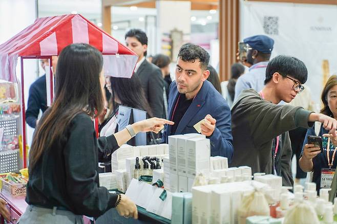 식약처가 22일부터 중국 화장품 수입 규제 당국과 규제 완화를 위한 협의에 들어간다. 사진은 2024 오송화장품뷰티산업엑스포 모습. 사진=충북도 제공.