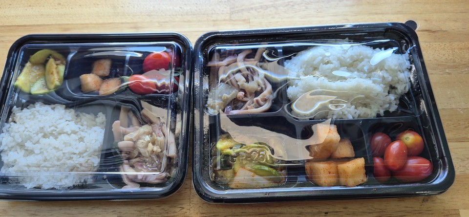 외부 업체가 충북지역 학교에 공급한 도시락. 뜨거운 밥을 담아 플라스틱 용기가 우그러져 있다.(제보자 제공)