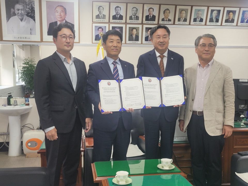 사진 왼쪽부터 전기영 교수, 정승호 교장, 김인구 회장, 반상언 총동문회장.