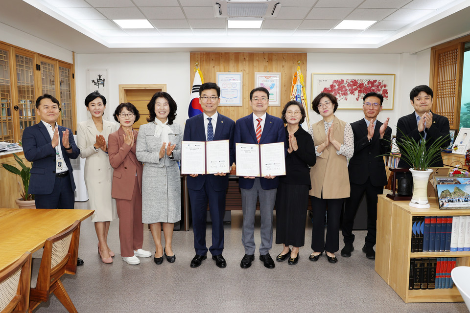충북교육청은 25일 충청대학교와 ‘캠퍼스 융합형 전공과 운영을 위한 업무협약’을 체결했다.(충북교육청 제공)