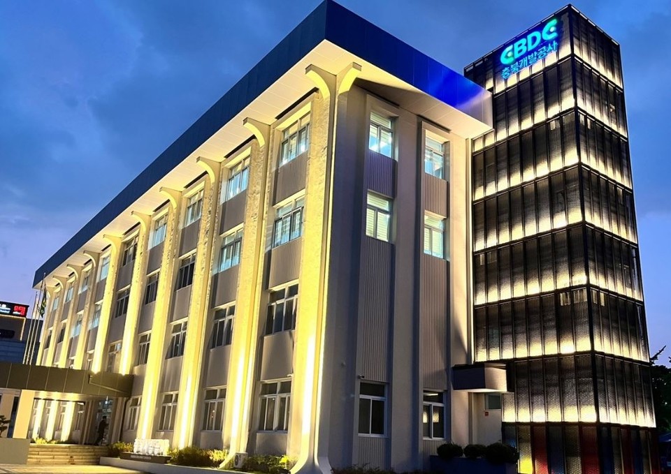 충북개발공사가 본보가 지난 29일 보도한 에 대한 입장문을 통해 “앞으로 수의계약시 지역업체 선정되도록 최대한 노력하겠다”는 입장을 밝혔다