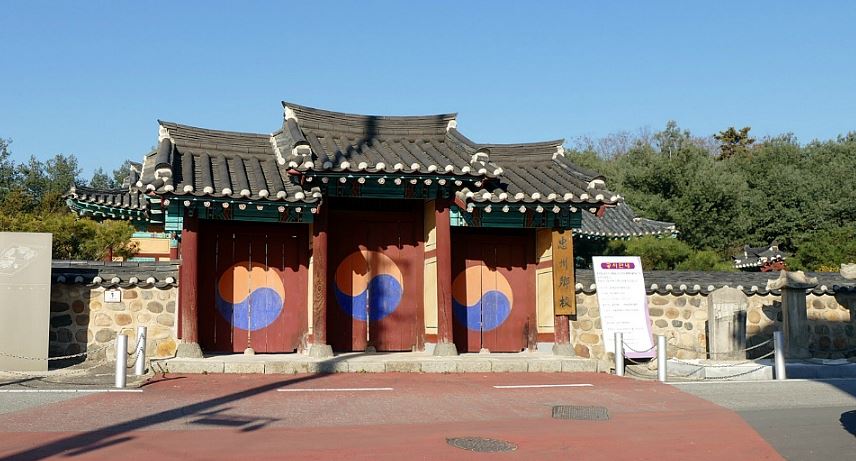 충주향교 전경. 이곳에는 충주군수로 재직하면서 일제 침략전쟁인 중일전쟁에 군수품과 국방헌금을 각출한 공로를 인정받아 일제로부터 쌍광욱일장 등 훈장과 귀족에 준하는 대우를 바은 전석영을 추모하는 '영세불망비'가 보전돼 있다.  