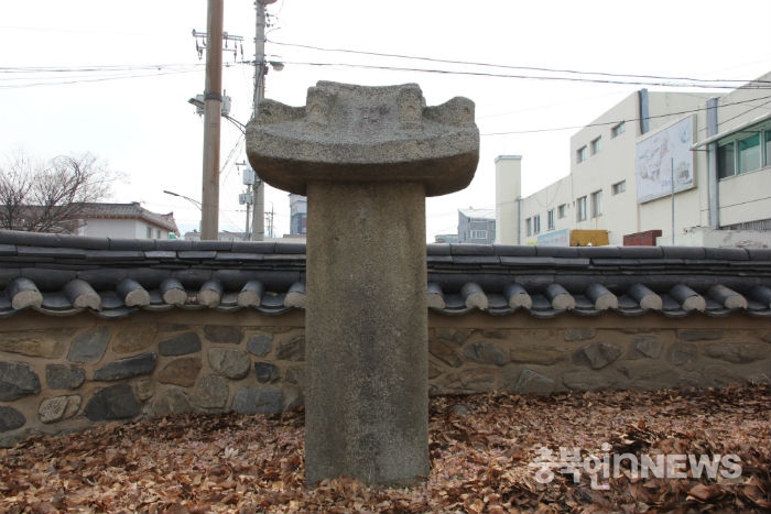 충주 관아공원 안에 보전돼 있는 '서회보 애민선정비' (사진=김남균 기자)
