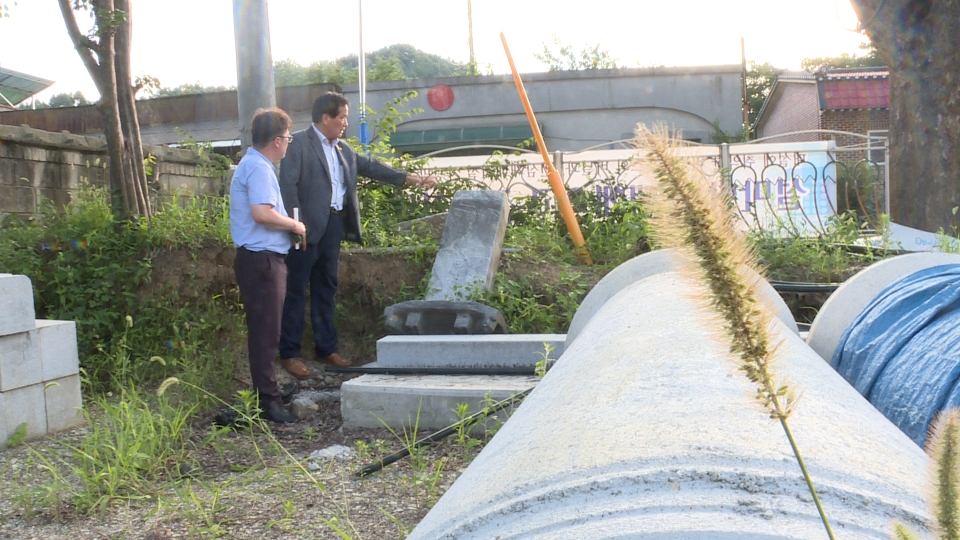 1919년 삼일만세운동 당시 장일환 애국지사는 헌병보조원 송재욱이 쏜 총에 맞아 순국했다. 장일환 선생 후손 장기영 전 광복회충북도지부장(오른쪽)이 충북 괴산군문광면 소재지에 보전된 송재욱의 공덕비를 살펴보고 있다. 