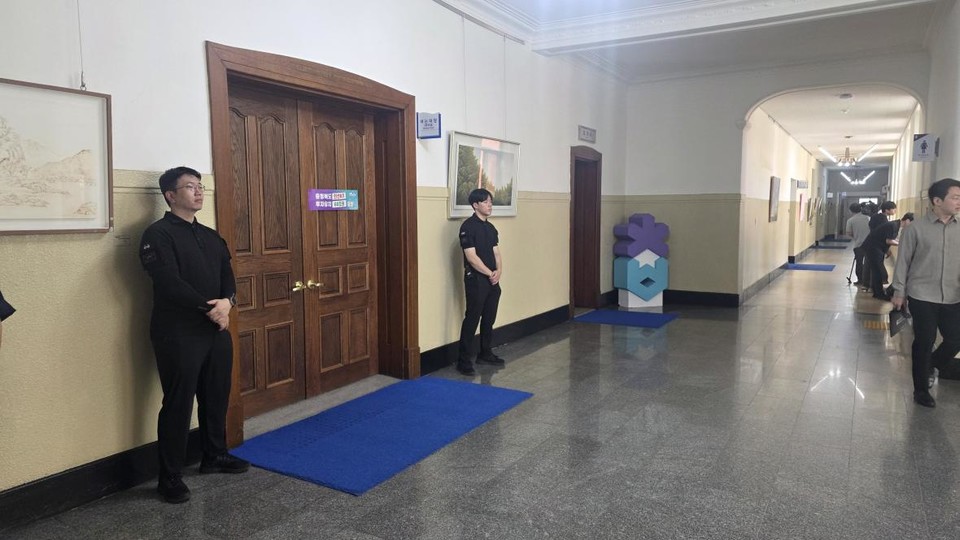 지난 8월 21일 충북지방경찰청 반부패수사대가 김영환 지사 집무실에 대한 압수수색을 진행하고 있다.