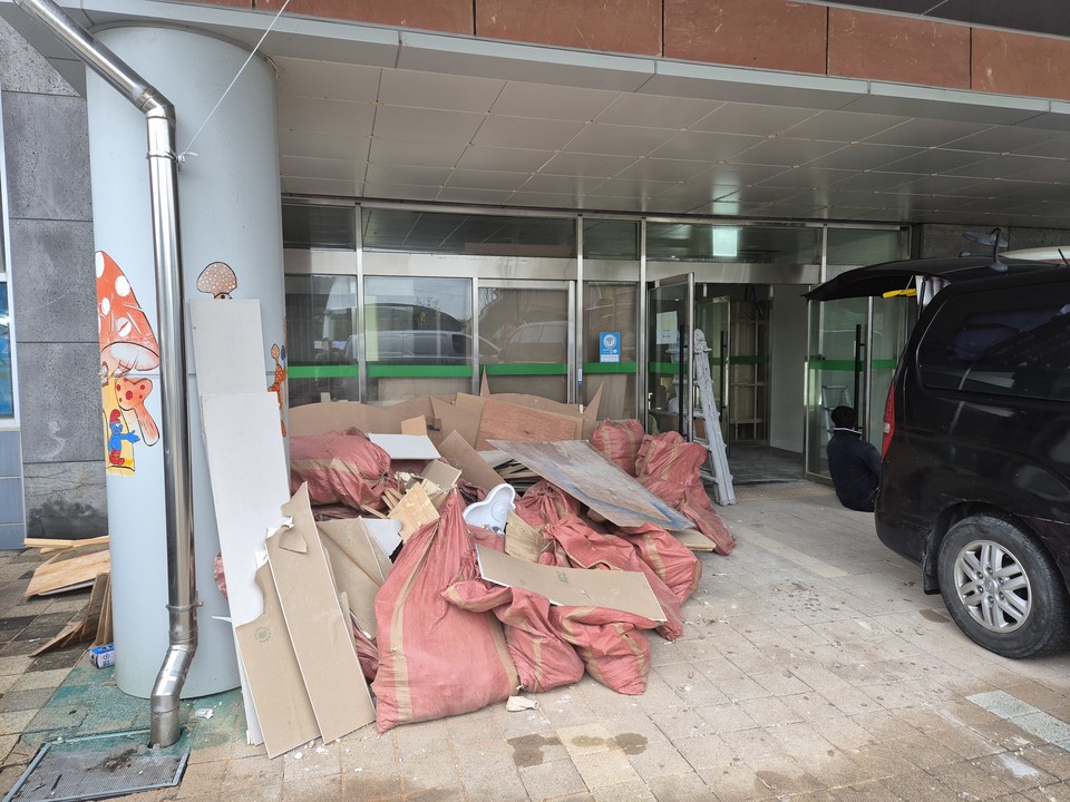 버섯랜드 전시관 입구. 현재 운영이 중단됐다. 전시관 입구에는 건축공사에서 나온 폐기물이 잔뜩 쌓여 있다.