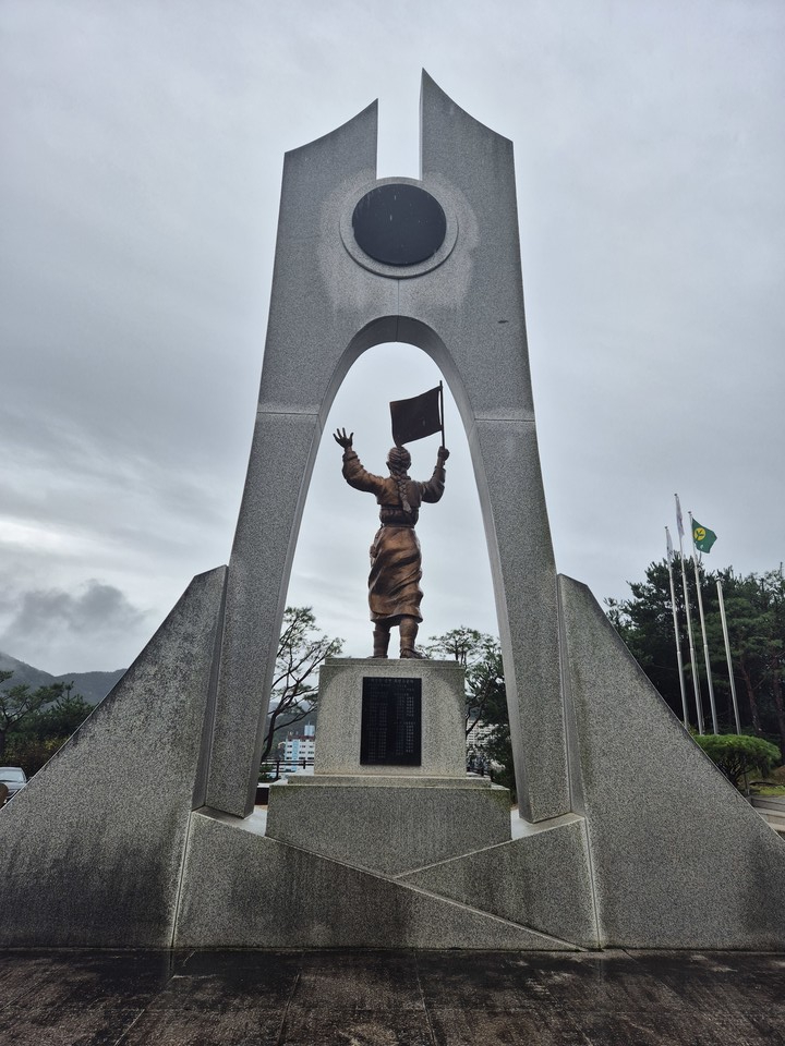 괴산군 괴산읍 보훈공원에 세워진 삼일만세운동기념비(사진=김남균 기자)