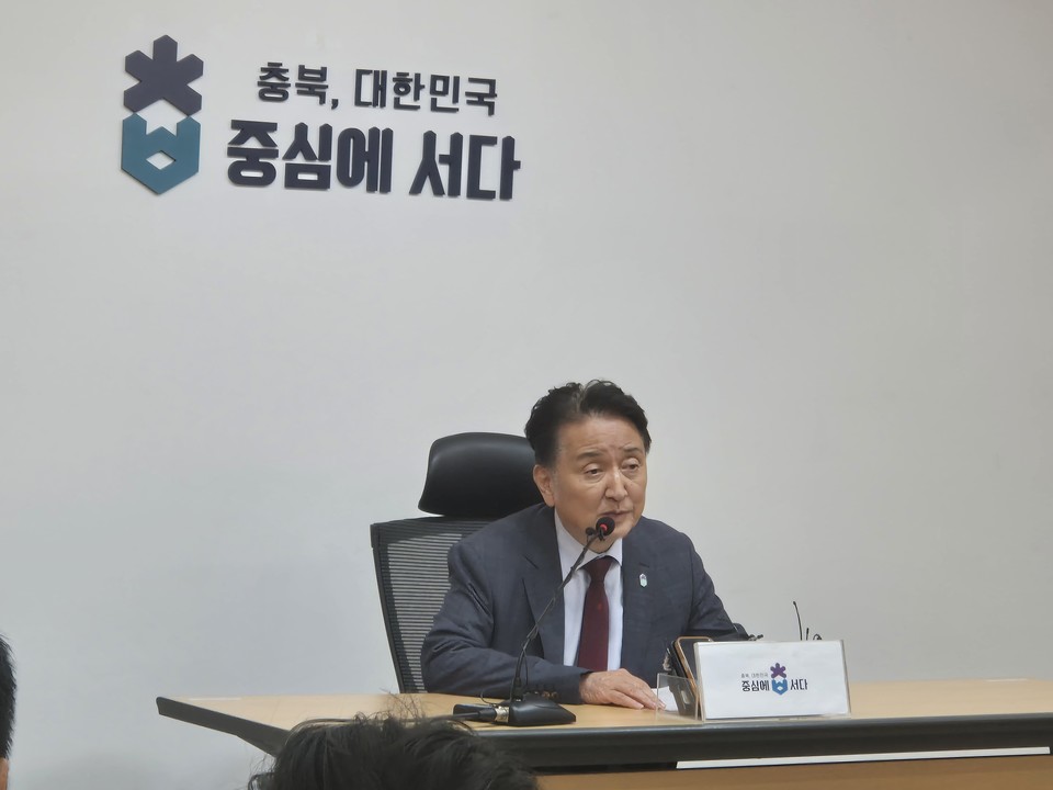 김영환(국민의힘) 충북도지사가 자신의 재임 기간 중 이뤄낸 도성 성과를 나열하면서 “별이 일곱 개”라며 도정홍보 강화를 지시했다.