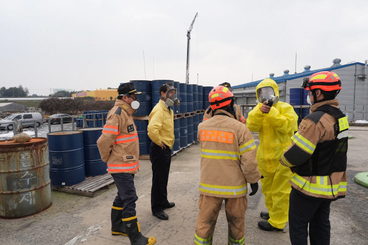 조병옥(사진 왼쪽에서 두 번째) 음성군수가 지난달 24일 화학물질 유출 사고 현장을 찾아 방재 관계자들과 사고 수습 및 추가 피해 방지 대책을 논의하고 있다.사진=음성군 제공.