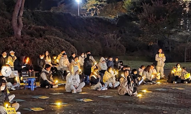 지난 2일 청주시 오창읍 호수공원에서 주민과 학생 100여명이 참석한 가운데 ‘치유와 희망의 빛 캠페인 2차 집회’가 열렸다.