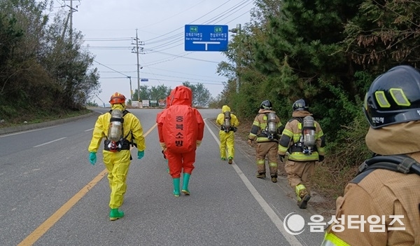 지난 10월 21일과 26일 두차례에 걸쳐 충북 음성군 대소면 미곡리에 소재한 ㈜진양에너지 지하 저장탱크에서 비닐아세테이트(VAM. CAS NO 108-05-4) 약 400ℓ가 지상으로 유출되는 사고가 발생했다. (사진제공=음성타임즈)