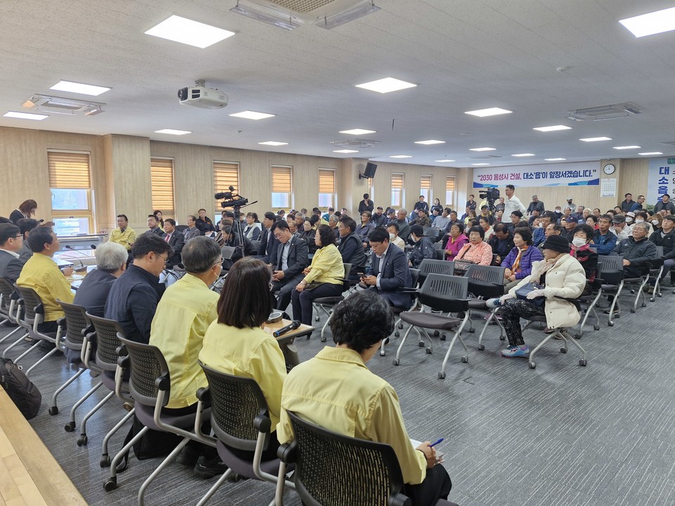 6일  원주지방환경청을 포함한 기관이 대소면 주민들을 상대로 화학사고 설명회를 진행하고 있다. (사진제공=음성타임즈)