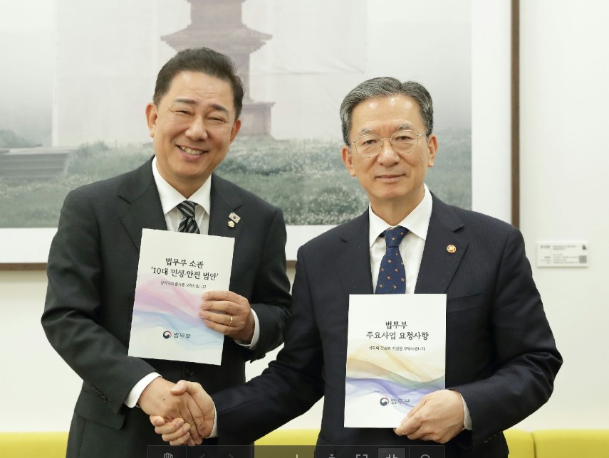 6일 정성호 법무부 장관은 김병기 더불어민주당 원내대표와 추미애 국회 법제사법위원회 위원장을 예방하고 법무부 소관 ‘민생‧안전을 위한 10대 법안’의 정기국회 내 통과를 요청했다. (사진제공=법무부)