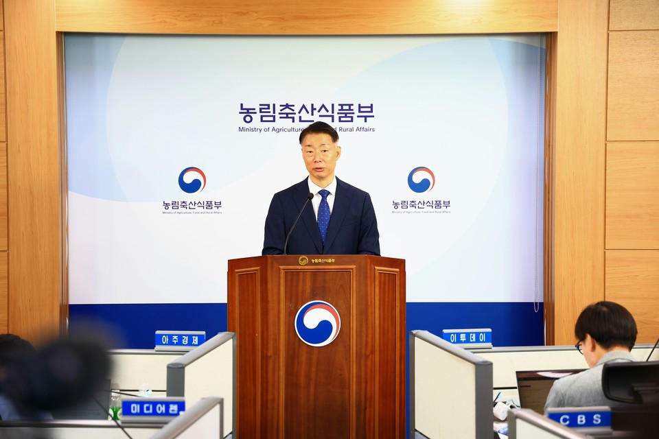 박성우 농림축산식품부 농촌정책국장이 지난달 20일 정부세종청사에서 '농어촌 기본소득 시범사업' 선정 결과를 발표하고 있다. 사진=농식품부 제공.