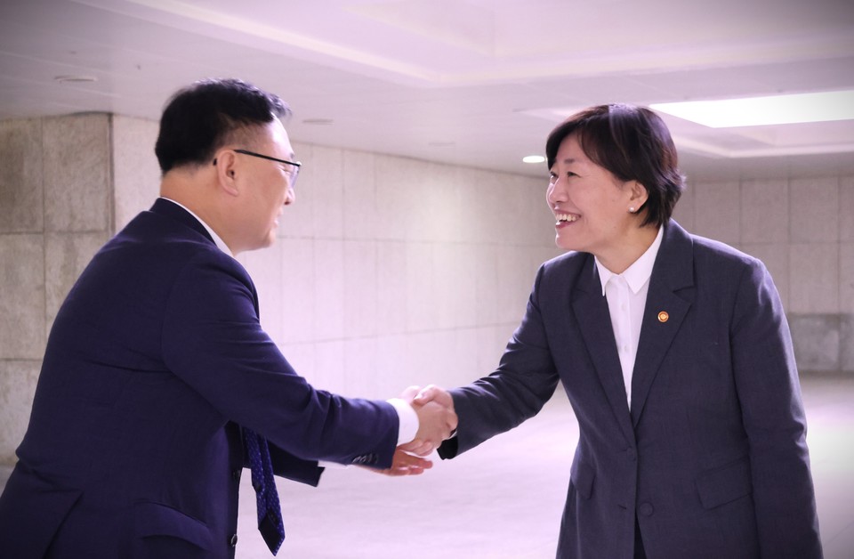 지난 4일 이광희 의원이 충북 지자체가 제왼된 것에 대해 충북홀대론을 거론하며 송미령 장관을 만났다.