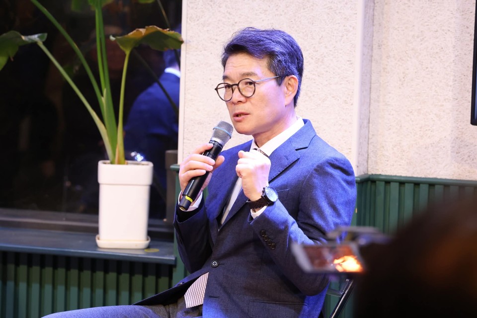 16일 청주시 소재 인터넷언론 에서 정원오 성동구청장의 토크콘서트가 진행됐다. ’청주시민주권포럼‘이 주최한 이날 행사에는 송기섭 진천군수와 이상정 도의원, 박완희 청주시의원등 40여명이 참석했다.