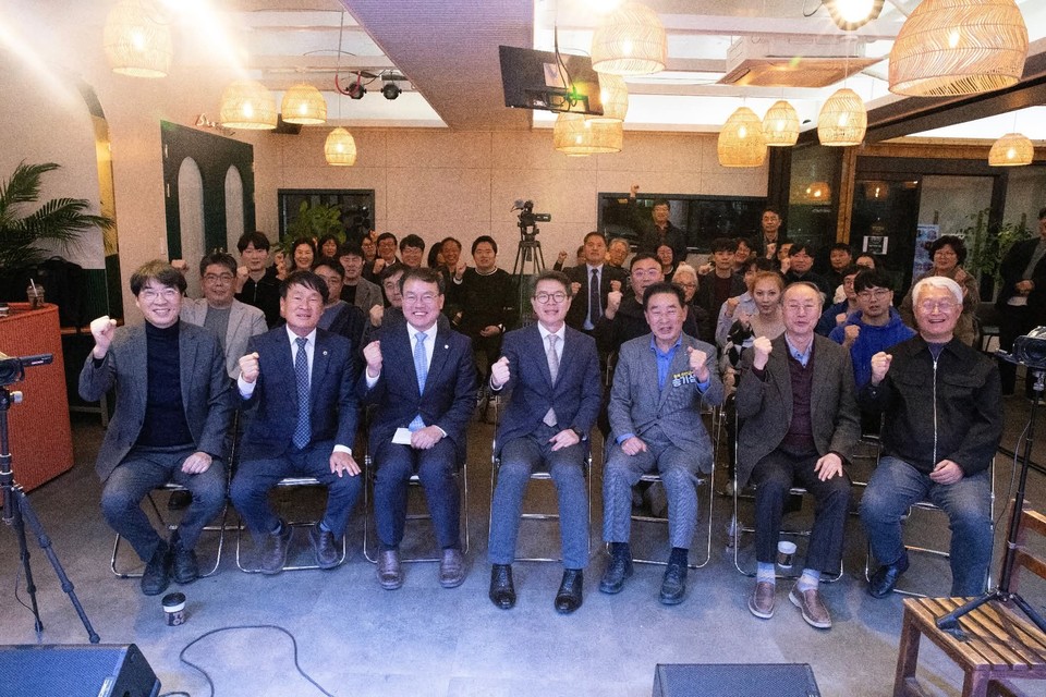 16일 청주시 소재 인터넷언론 에서 정원오 성동구청장의 토크콘서트가 진행됐다. ’청주시민주권포럼‘이 주최한 이날 행사에는 송기섭 진천군수와 이상정 도의원, 박완희 청주시의원등 40여명이 참석했다.