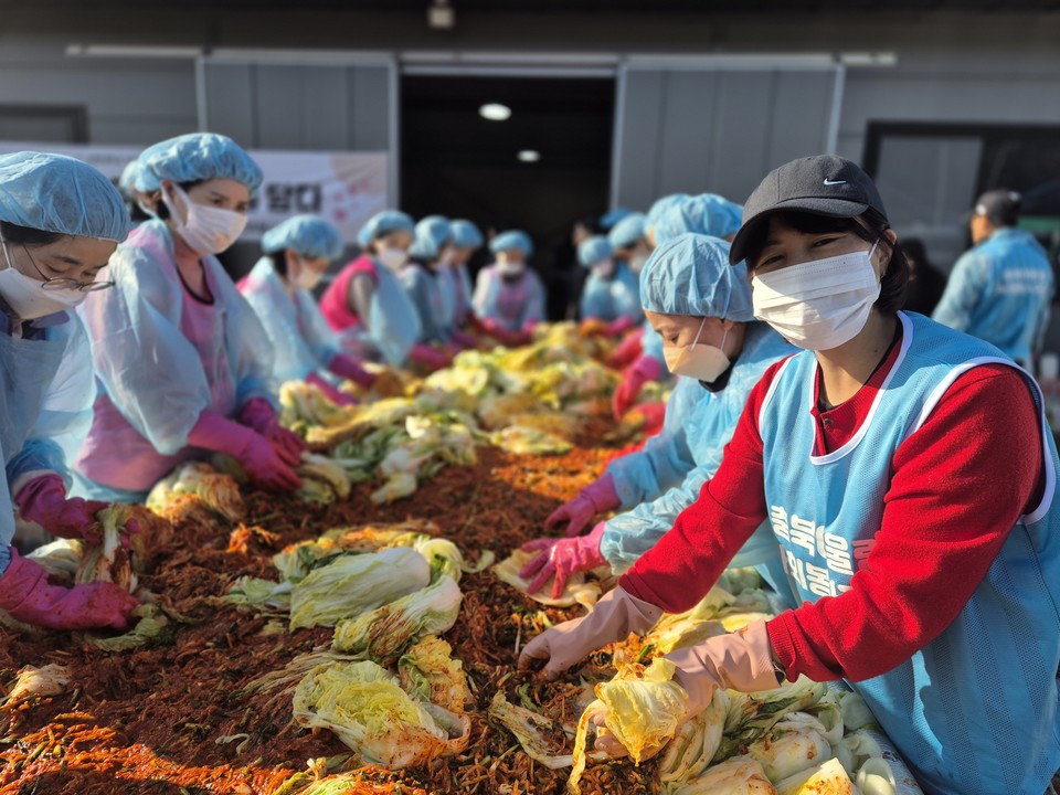 22일 청주시 남이면 석판리에 위치한 나드리관광여행사 앞마당에서 ‘사랑을 버무려, 나눔을 담다’란 김장 나눔행사가 열렸다.