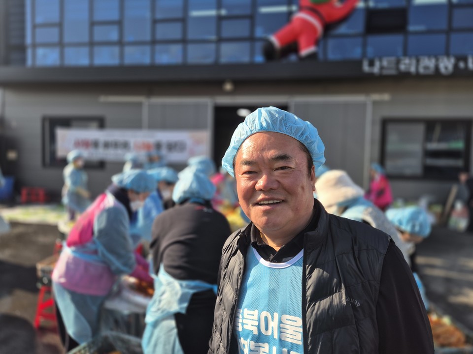 정상옥 (주)나드리관광대표.  광부의  아들로 태어나 강원도 정선군 고한읍에서  어린시절을 보냈다.  늦깍이로 서원대학교 사회복지학과에 입학해 공부를 시작했다.  내년 2월이면 사회복지사 학위를 취득한다.