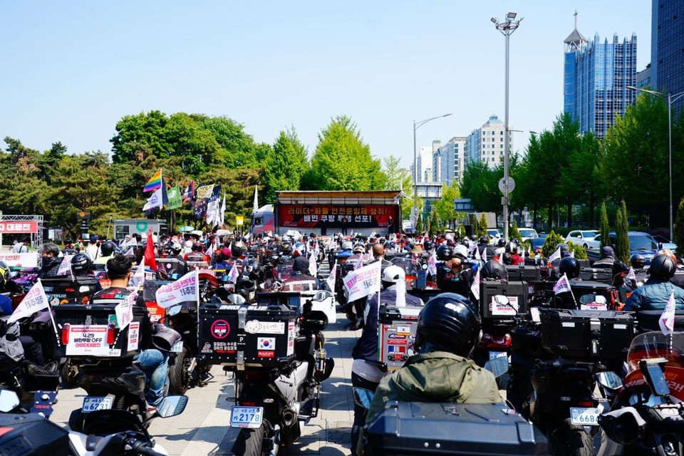 25일 오토바이를 이용해 배달노동에 종사하는 운전자(=라이더)로 구성된 ‘공공운수노조 라이더유니온지부 충북지회’(이하 라이더유니온)가 서울 상경투쟁에 나섰다. (사진은 지난 4월 열린 배달노동자 결의대회 장면)