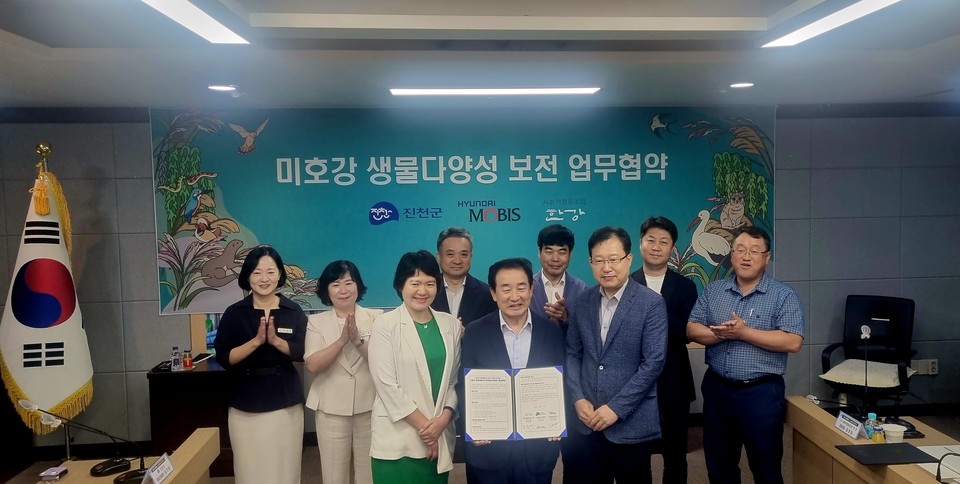 진천군은 사회적협동조합 한강은 지난 2023년 농다리 부근 미호강에서 ‘생물다양성 복원사업(생多진천 프로젝트)’를 진행하고 있다.